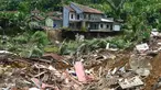 Puing-puing berserakan di lokasi bencana longsor di Desa Clapar, Kecamatan Madukara, Banjarnegara, Jawa Tengah, Rabu (30/3). Sebagian warga mengungsi ke tempat aman dan diperkirakan longsoran menutup lahan kebun buah salak seluas 60 hektar. (Foto: Gholib)