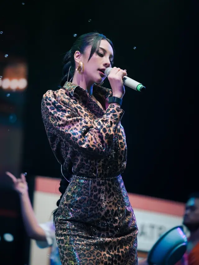 6 Potret Anya Geraldine Remake Lagu Jablai Milik Titi Kamal, Coba Genre Dangdut