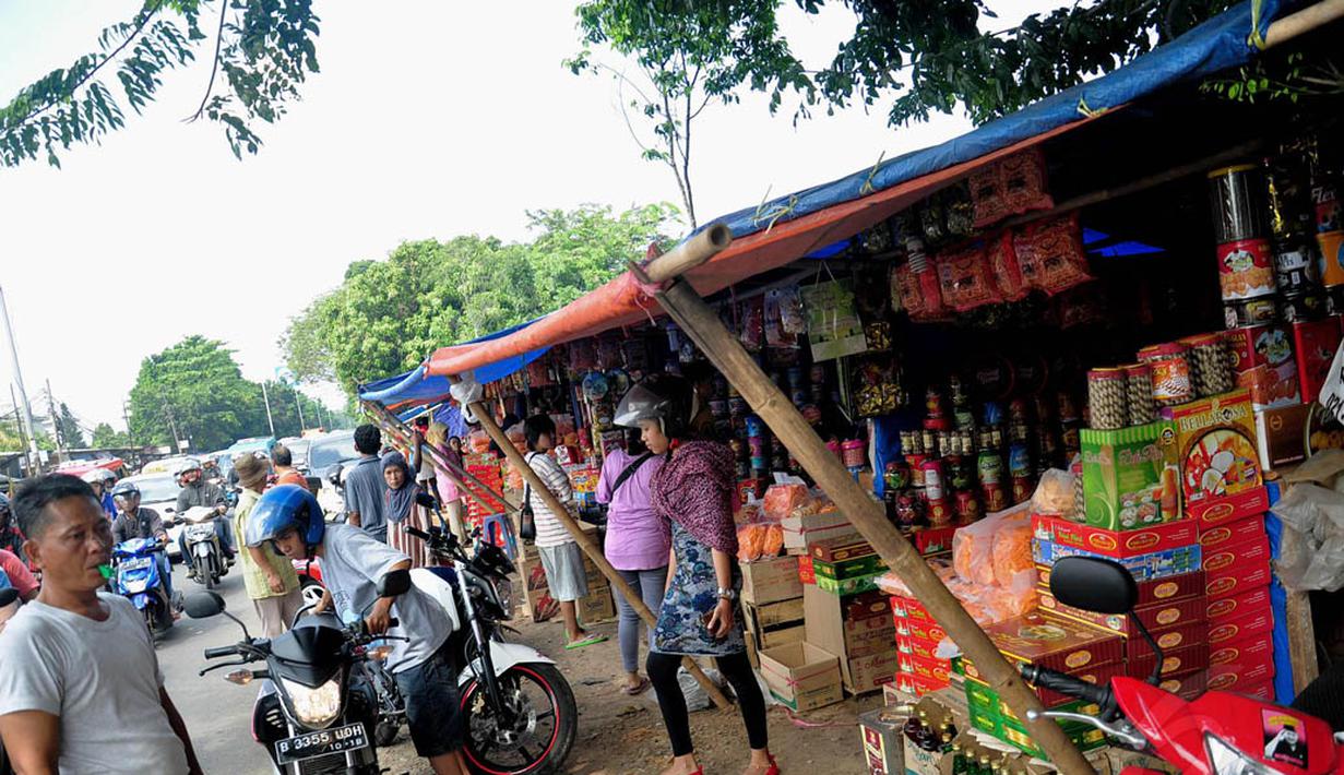 Para pedagang menggelar tenda dari terpal biru di tepi jalan kawasan tersebut, Jakarta, Minggu (20/7/14). (Liputan6.com/Faizal Fanani)