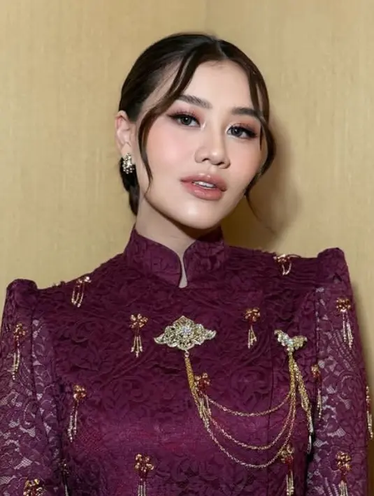 Aaliyah tampil fresh dengan blush on tipis di tulang pipinya. Serta lipstik coral glossy yang membuat tampilannya semakin memukau. [@ochiipramita]