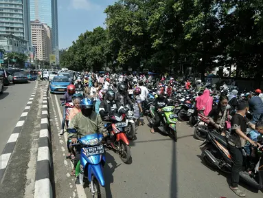 Kondisi arus lalu lintas di depan TPU Karet Bivak, Jakarta, Rabu (6/7). Padatnya peziarah menyebabkan arus lalu lintas di depan TPU menjadi tersendat karena warga memarkir kendaraan di badan jalan. (Liputan6.com/Yoppy Renato)