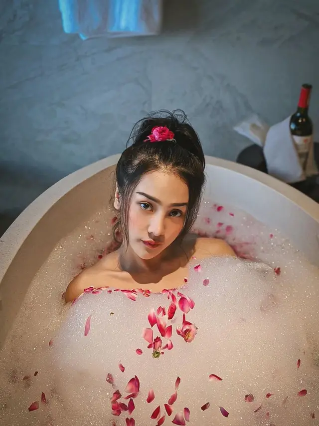 7 Momen Anya Geraldine Mandi Kembang Ini Curi Perhatian