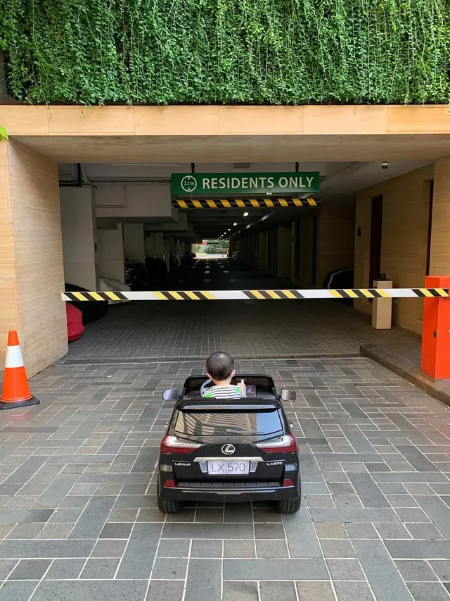 RP Saat Menaiki Mobil Mainannya yang Berharga Fantastis (Sumber: Instagram milik RP)