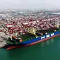 Foto dari udara pada 26 April 2020, HMM Algeciras berlabuh di Pelabuhan Qingdao di Qingdao, Provinsi Shandong, China. Kapal kontainer terbesar di dunia dengan kapasitas 24.000 unit ekuivalen dua puluh kaki itu memulai pelayaran perdananya dari Pelabuhan Qingdao pada Minggu (26/4). (Xinhua/Li Ziheng)