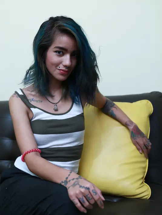 Kini bersama ketiga anaknya, Sheila menetap di Bali. Untuk membiayainya anak-anaknya, ia membuka usaha sulam alis di Bali. (Galih W. Satria/Bintang.com)