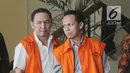 Bupati Halmahera Timur nonaktif Rudi Erawan (kiri) dan pengacara HM Saifudin usai menjalani pemeriksaan di KPK, Jakarta, Jumat (11/5). Saifudin menandatangani berkas P21 suap penanganan perkara di PN Klas IA Khusus Tangerang. (Merdeka.com/Dwi Narwoko)