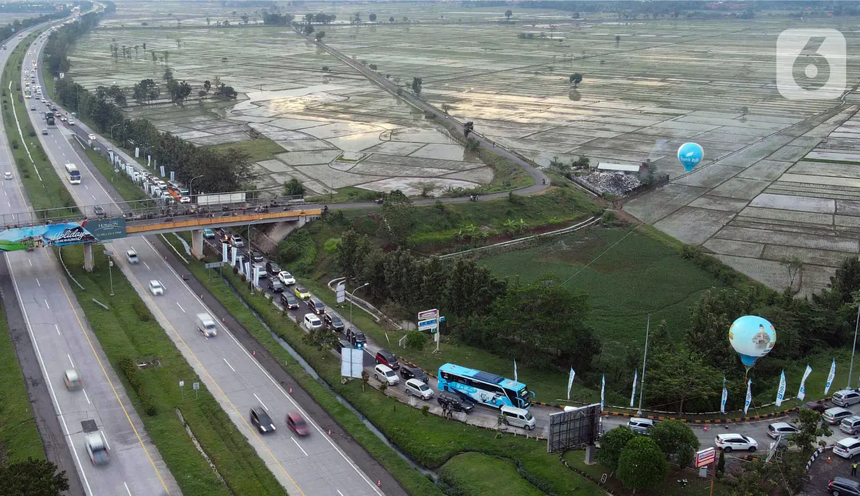 <p>Foto udara memperlihatkan kendaraan pemudik memadati tempat peristirahatan KM 166 Jalan Tol Cikopo - Palimanan untuk beristirahat dan berbuka puasa Ramadhan, Jawa Barat, Rabu (27/4/2022). Jelang waktu berbuka puasa, tempat peristirahatan dalam tol dimanfaatkan dan dipadati para pemudik untuk beristirahat serta berbuka puasa. (Liputan6.com/Herman Zakharia)</p>