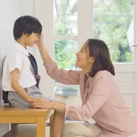 ilustrasi seorang ibu sedang berbicara kepada anak laki-lakinya/copyright shutterstock/Tavarius