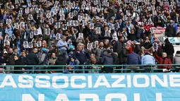 Suporter memegang Poster pemain Napoli, Kalidou Koulibaly pada laga  Serie A Liga Italia di San Paolo stadium, Minggu (7/2/2016).  Kalidou mendapat dukungan atas tindakan rasis dari fans Lazio. (AFP/Carlo Hermann)