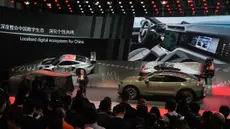 Presiden dan CEO Porsche China, Alexander Pollich, berbicara di samping Porsche Cayenne setelah diluncurkan di Beijing Auto Show 2026 atau Auto China 2026, Jumat 24 April 2026. Beijing Auto Show atau Auto China 2026 resmi dibuka. (AP Photo/Andy Wong)