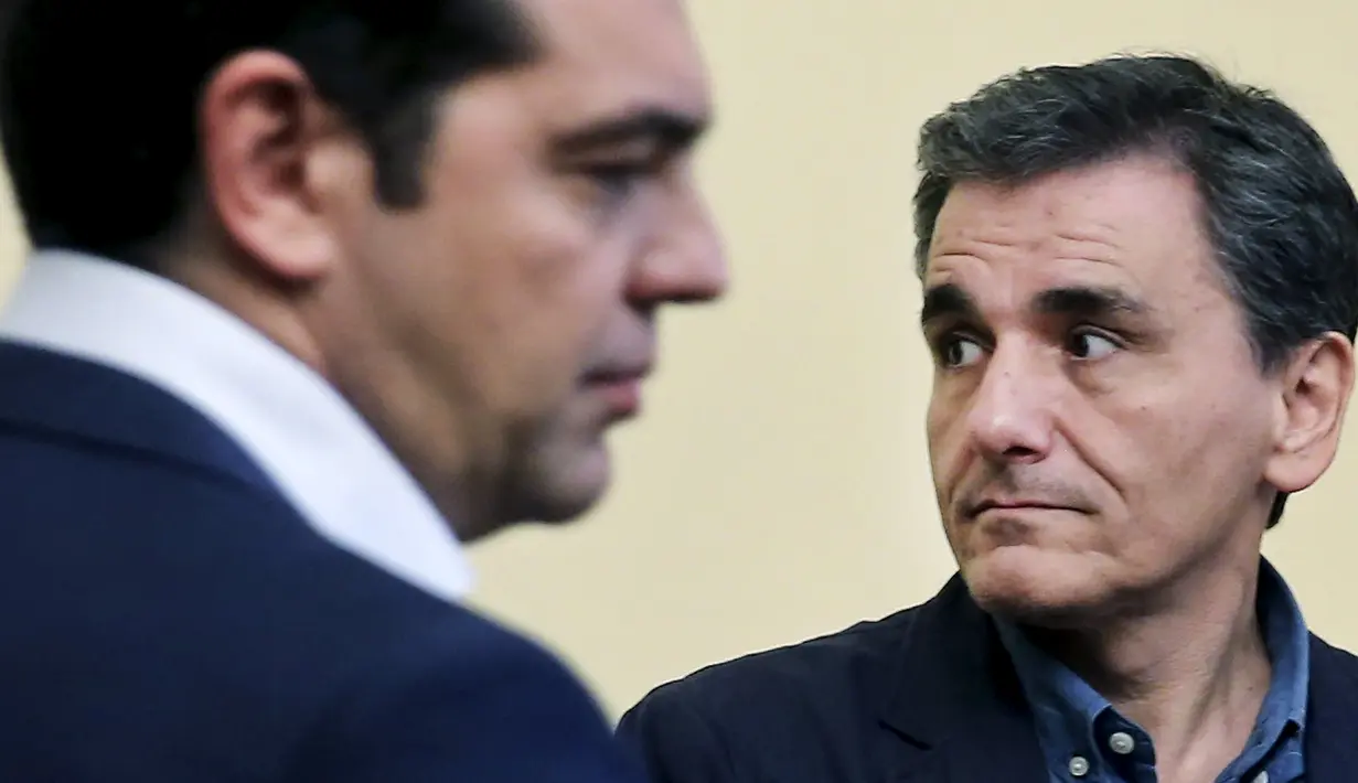Menteri Keuangan Yunani yang baru, Euclid Tsakalotos bersama Perdana Menteri Yunani Alexis Tsipras jelang serah terima jabatan di Athena, Yunani (6/7/2015). (REUTERS/Yannis Behrakis)