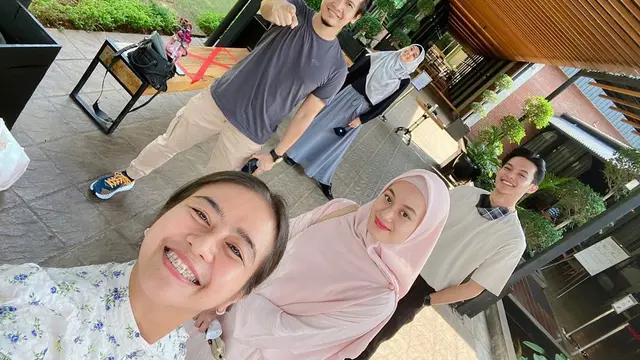 Main Film Bareng, Ini 6 Potret Dinda Hauw dan Dhini Aminarti Bersama Suami