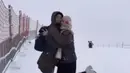 Tak hanya mengunggah foto saja, Shireen Sungkar juga mengabadikan beberapa momen mesra bersama sang suami lewat video. Dalam video yang diunggah keduanya pun saling berpelukan mesra hingga membuat banyak netizen ikut baper. (Liputan6.com/IG/@shireensungkar)