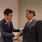 Menteri Koordinator Bidang Perekonomian Airlangga Hartarto mengadakan pertemuan bilateral dengan Menteri Ekonomi, Perdagangan dan Industri Jepang, atau Minister of Economy, Trade and Industry of Japan (METI), Yasutoshi Nishimura pada Jumat (26/5/2023). (Dok Kemenko Perekonomian)