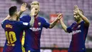 Para pemain Barcelona merayakan gol yang dicetak Lionel Messi ke gawang Las Palmas pada laga La Liga Spanyol di Stadion Camp Nou, Katalonia, Minggu (1/10/2017). Barcelona menang 3-0 atas Las Palmas. (AFP/Jose Jordan)