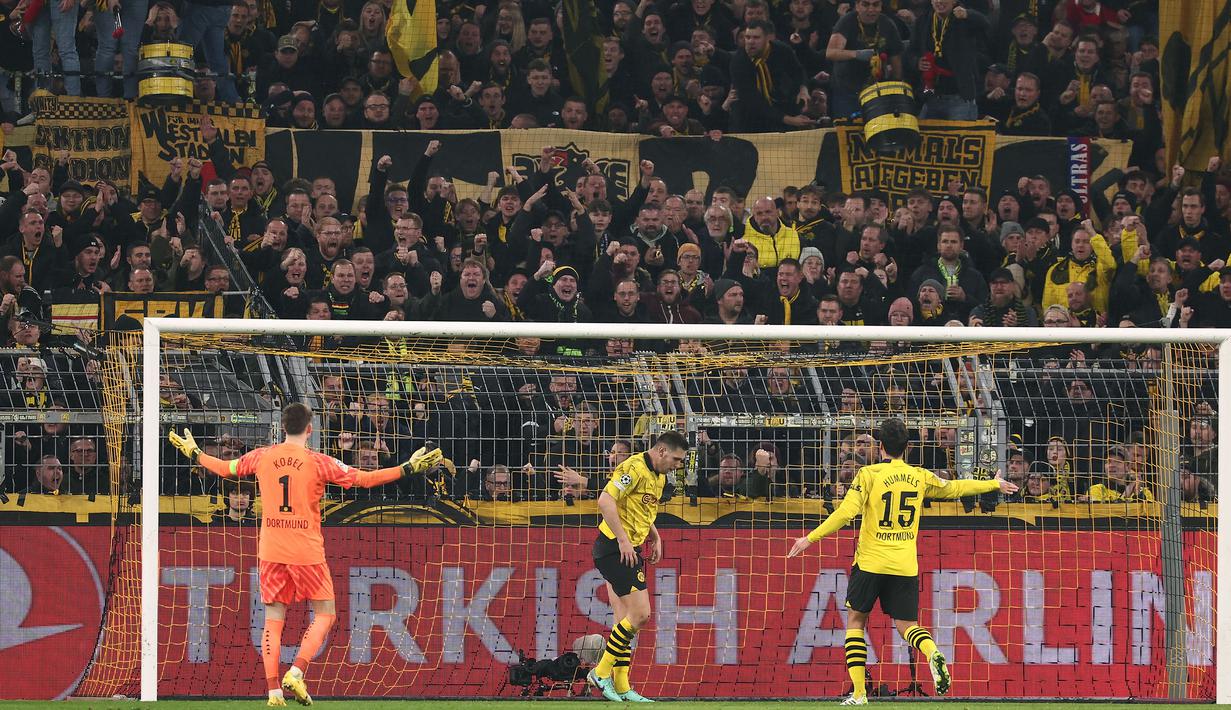 Reaksi pendukung Borussia Dortmund setelah Niklas Sule (tengah) berhasil mementahkan bola tendangan dari pemain PSG, Kylian Mbappe pada laga lanjutan Grup F Liga Champions 2023/2024 di Signal Iduna Park, Dortmund, Jerman, Kamis (14/12/2023) dini hari WIB. (AFP/Franck Fife)