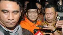 Wakil Ketua DPR, Taufik Kurniawan saat ditanya awak media usai menjalani pemeriksaaan kasus pengurusan Dana Alokasi Khusus (DAK) Kab Kebumem TA 2016 di gedung KPK, Jakarta, Jumat (2/11). (Merdeka.com/Dwi Narwoko)