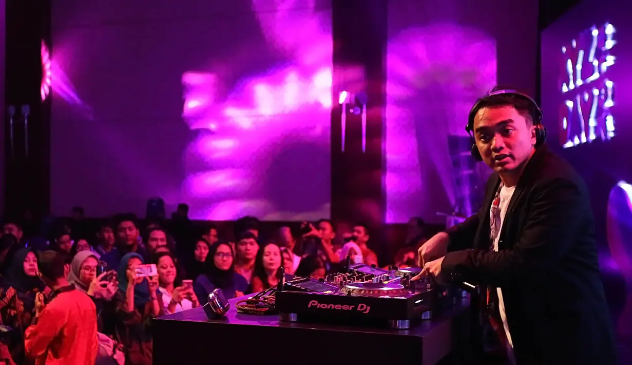Bahkan tak hanya lagu dengan nuansa EDM ang dibawakan, ia pun mengubah lagu pop menjadi nuansa EDM. (Bambang E. Ros/Bintang.com)