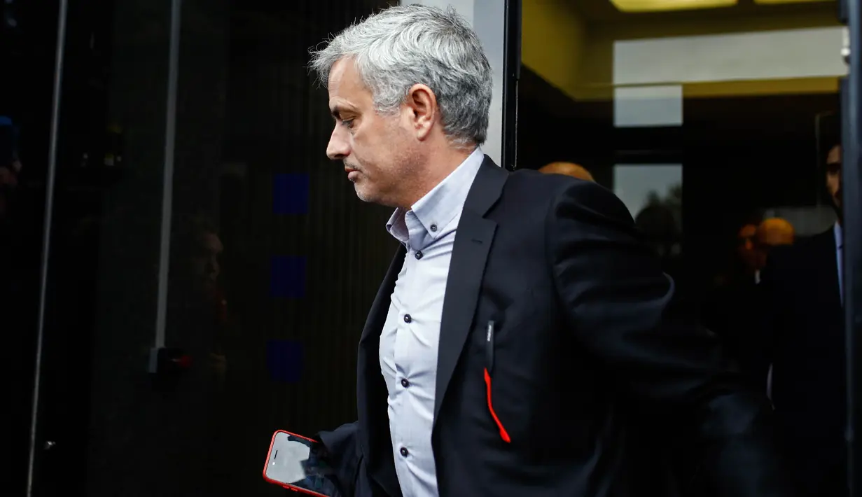 Manajer Manchester United, Jose Mourinho, bersiap menjalani sidang di Gedung Pengadilan Madrid, Jumat (3/11/2017). Pria asal Portugal itu menjalani sidang terkait dugaan penggelapan pajak saat masih melatih Real Madrid. (AFP/Oscar Del Pozo)