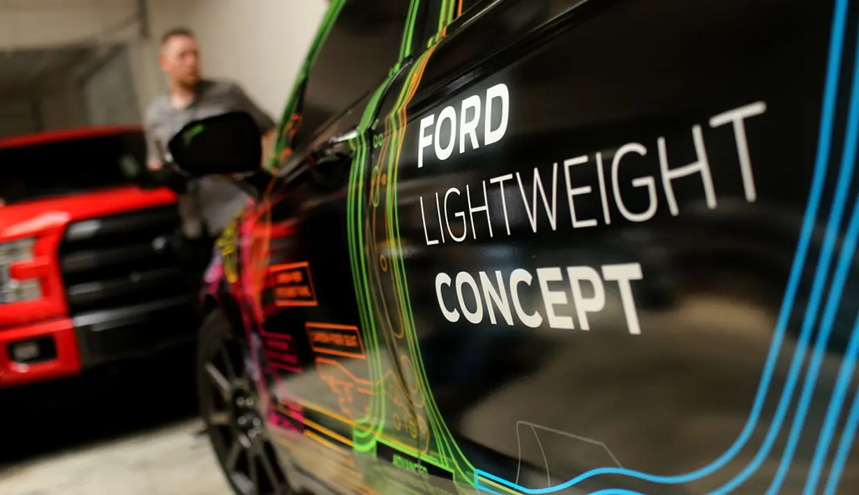 Mobil konsep jenis sedan ini diberi nama 'Ford Lightweight Concept'. Menggunakan mesin tiga silinder, 'Ford Lightweight Concept' diklaim memiliki performa sama dengan Ford Fusion, (3/6/2014). (REUTERS/Robert Galbraith) 