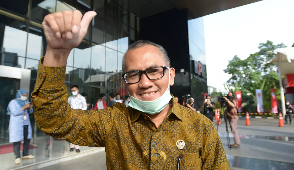 Ketua Komisi Yudisial (KY), Jaja Ahmad Jayus melambaikan tangan usai pertemuan dengan pimpinan KPK di Gedung KPK, Jakarta, Jumat (3/7/2020). Pertemuan yang berlangsung tertutup itu untuk membahas pertukaran data terkait hakim bersama pimpinan lembaga antirasuah tersebut. (merdeka.com/Imam Buhori)