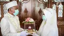 Pasangan pengantin usai melaksanakan prosesi akad nikah di KUA Jagakarsa, Jakarta, Sabtu (6/6/2020). Pernikahan mengikuti protokol kesehatan sesuai Surat Edaran (SE) Menteri Agama Nomor 15 Tahun 2020. (Liputan6.com/Faizal Fanani)