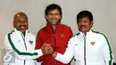 Fachry Husaini, Luis Milla Aspas, dan Indra Sjafri (kiri ke kanan) bersalaman saat diperkenalkan kepada awak media di Jakarta, Kamis (9/2). PSSI secara resmi mengumumkan pelatih timnas Indonesia Senior, U-19 dan U-16. (Liputan6.com/Helmi Fithriansyah)