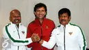 Fachry Husaini, Luis Milla Aspas, dan Indra Sjafri (kiri ke kanan) bersalaman saat diperkenalkan kepada awak media di Jakarta, Kamis (9/2). PSSI secara resmi mengumumkan pelatih timnas Indonesia Senior, U-19 dan U-16. (Liputan6.com/Helmi Fithriansyah)