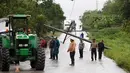 Sebuah tiang listrik runtuh akibat terjangan Badai Earl di Peten, Guatemala, (4/8). Badai Earl memporak-porandakan kota dan menghancurkan sejumlah fasilitas umum. (REUTERS/Luis Echeverria)