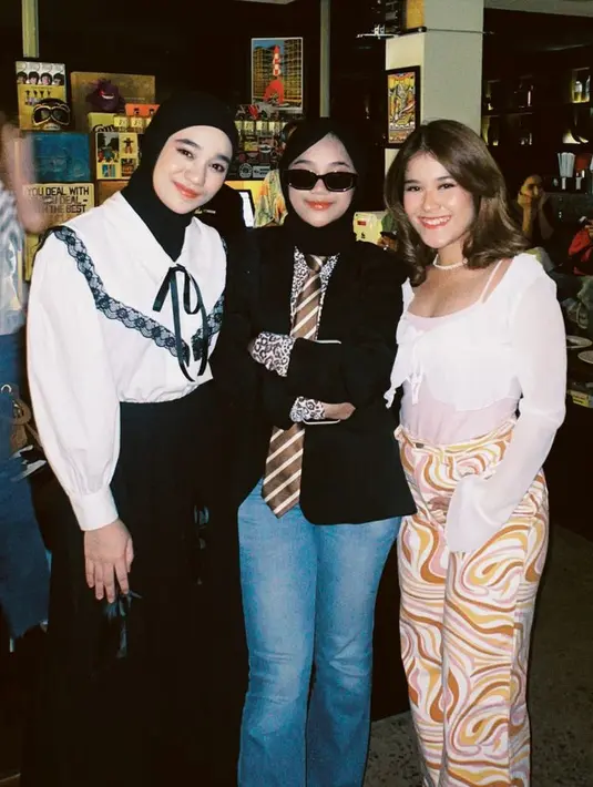 Ashira Zamita penyanyi dan aktris muda ini mengenakan atasan lengan panjang dipadukan celana panjang motif abstrak warna-warni. [@ashirazamita]