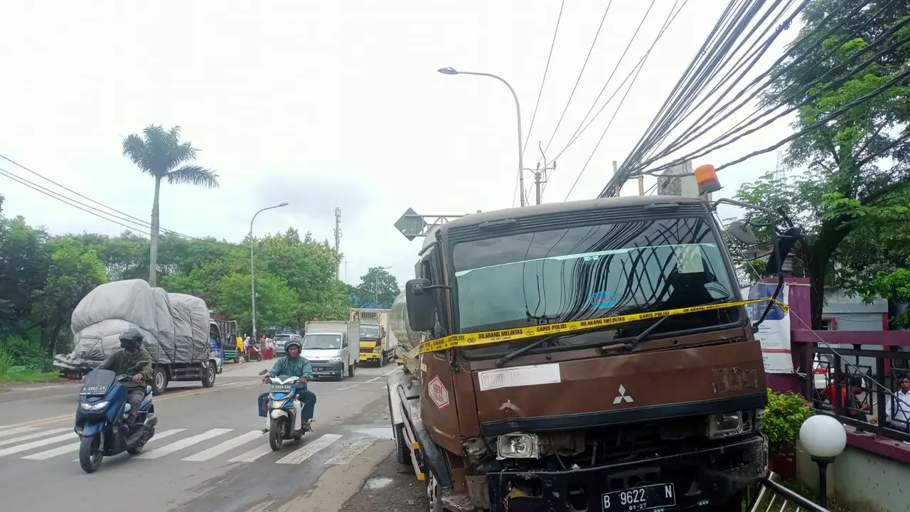 Truk tangki air tabrakan beruntun dengan pengguna jalan di Jalan Raya Serang, KM 25, di depan Kantor Kecamatan Balaraja, Kabupaten Tangerang. (Liputan6.com/Pramita Tristiawati)