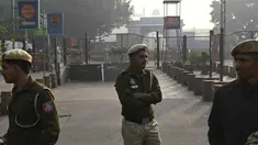 Petugas kepolisian berjaga di lokasi ledakan setelah terjadi ledakan di dekat Red Fort di kawasan kota tua Delhi pada 11 November 2025. Sebuah mobil meledak di dekat Benteng Merah (Red Fort) di New Delhi pada Senin (10/11/2025) sore waktu setempat. (Arun SANKAR/AFP)