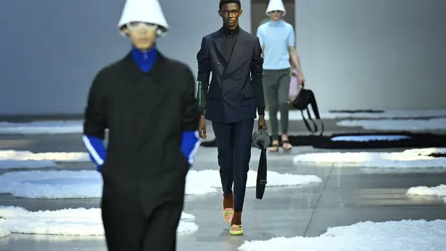 Salah seorang model berjalan di panggung peragaan busana koleksi Prada di Milan Fashion Week Menswear Spring/Summer 2026, pada 22 Juni 2025 di Milan. (Dok: Piero CRUCIATTI / AFP)