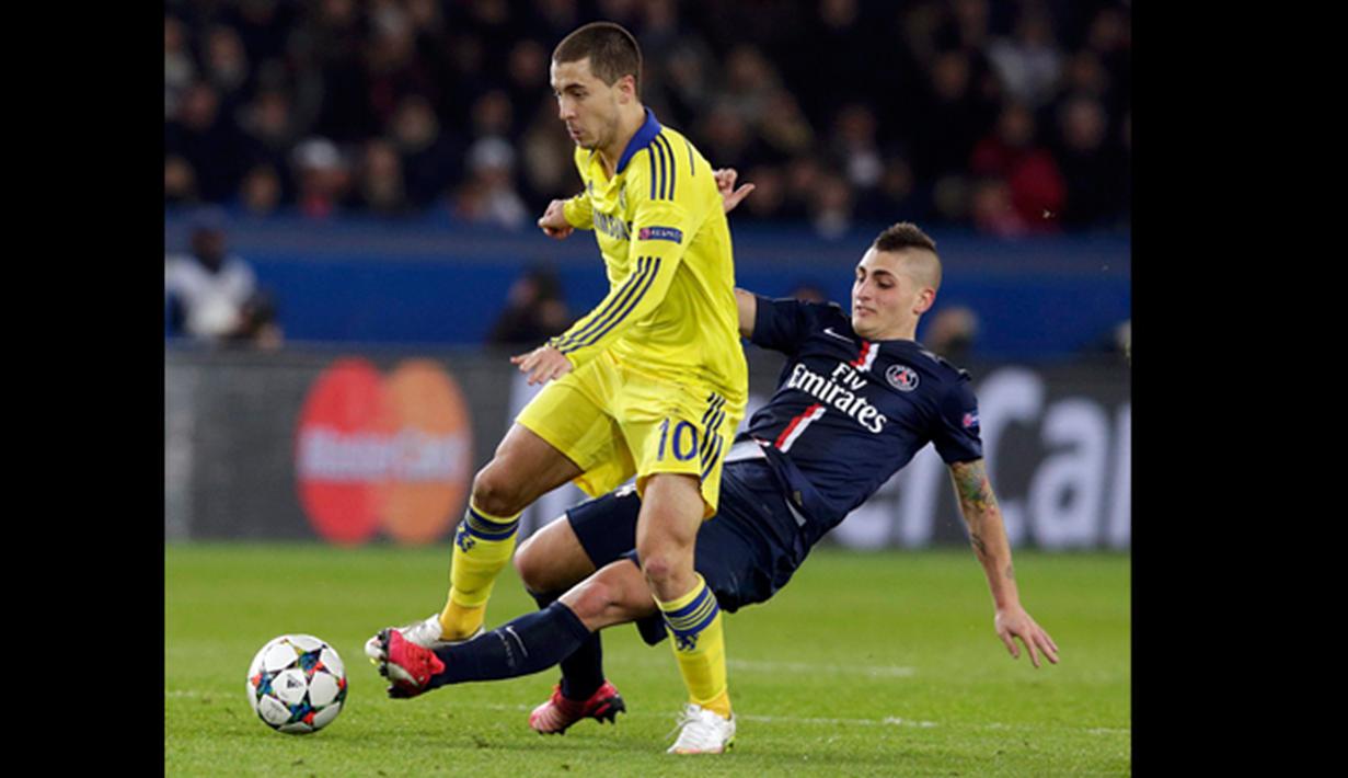 Gelandang PSG, Marco Verrati (kiri) berusaha merebut bola dari gelandang Chelsea Eden Hazard saat putaran 16 besar Liga Champions di Stadion Parc des Princes , Paris (17/2/2015). PSG bermain imbang dengan Chelsea (1-1). (REUTERS/Philippe Wojazer)