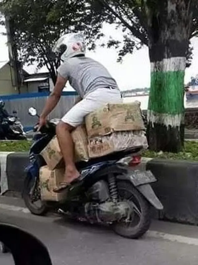 Aksi Bapak-bapak Saat Naik Kendaraan Ini Bikin Tepuk Jidat