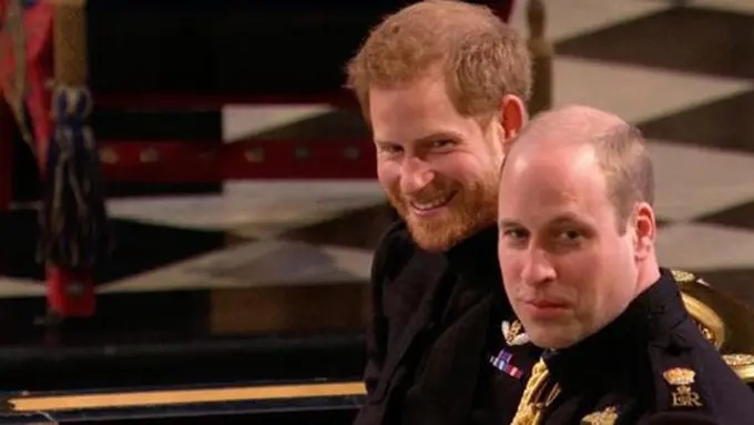 Pangeran Harry (kiri) dan Pangeran William (kanan) duduk di kursi sebelum psosesi pernikahan Pangeran Harry dengan Meghan Markle di Kapel St. George, Kastil Windsor, Inggris, Sabtu (19/5). (UK Pool/Sky News via AP)