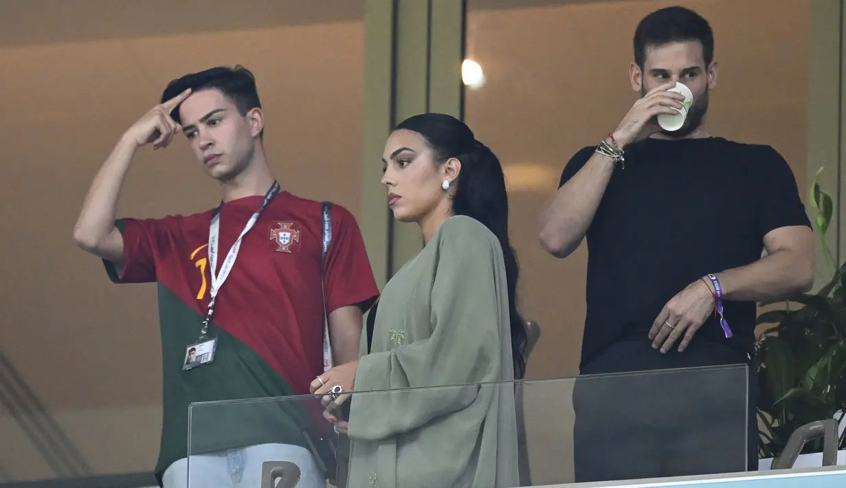 Pada laga tersebut, pelatih Fernando Santos memilih untuk mencadangkan Ronaldo. CR7 baru dimainkan pada menit ke-74 menggantikan Joao Felix. (AFP/Patricia De Melo Moreira)
