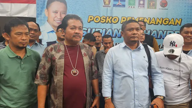 Tim Pemenangan Supian Suri-Chandra Rahmansyah saat menyampaikan hasil penghitungan suara Pilkada Depok di Betawi Kumpul, Beji, Depok.