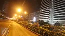Suasana di sekitar Jalan MH Thamrin yang kembali ditutup, Jakarta, Kamis (14/1) malam. Sebuah ledakan kembali terdengar di depan Gedung Jaya, Jalan MH. Thamrin, Jakarta Pusat. (Liputan6.com/Immanuel Antonius)