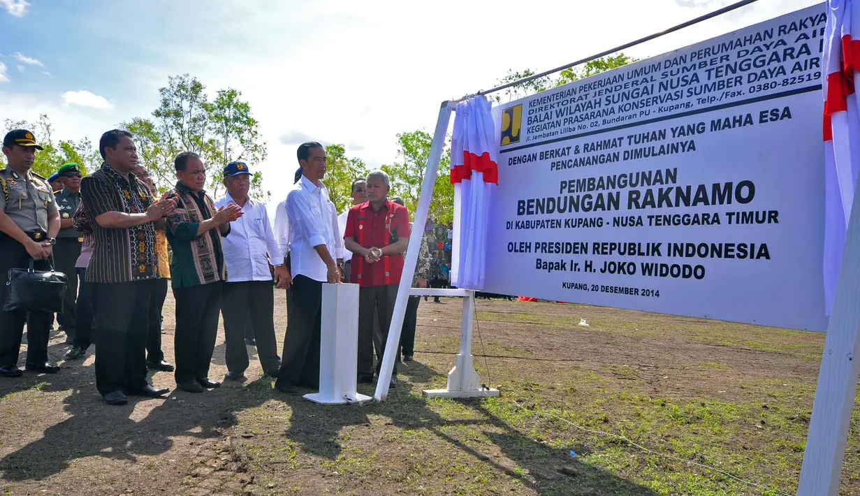 Presiden Joko Widodo meresmikan Bendungan Raknamo di Nusa Tenggara Timur, Sabtu (20/12/2014). (Rumgapres/Agus Suparto)