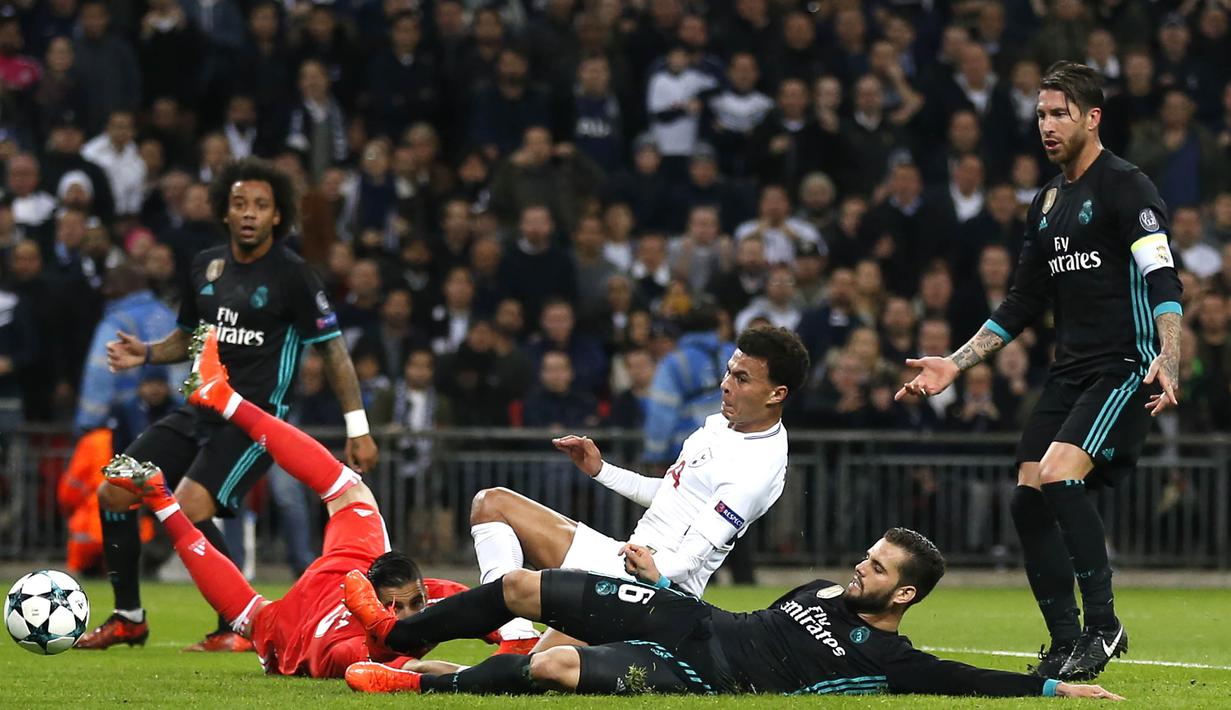 Proses terjadinya gol oleh gelandang Tottenham Hotspur, Dele Alli, ke gawang Real Madrid pada Liga Champions di Stadion Wembley, London, Rabu (1/11/2017). Tottenham Hotspur menang 3-1 atas Real Madrid. (AFP/Ian Kington)