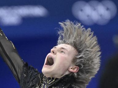 Ilia Malinin menjadi tokoh kunci ketika Tim Amerika Serikat mempertahankan medali emas pada nomor tim figure skating di Olimpiade Milan-Cortina 2026, Minggu (08/02/2026) waktu setempat. (AFP/Wang Zhao)