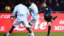 Striker Inter Milan, Mauro Icardi, melepaskan tendangan ke gawang Lazio pada laga Serie A, Italia di Stadion Giuseppe Meazza, Milan, Sabtu (30/12/2017). Inter Milan ditahan imbang 0-0 oleh Lazio. (AFP/Marco Bertorello)