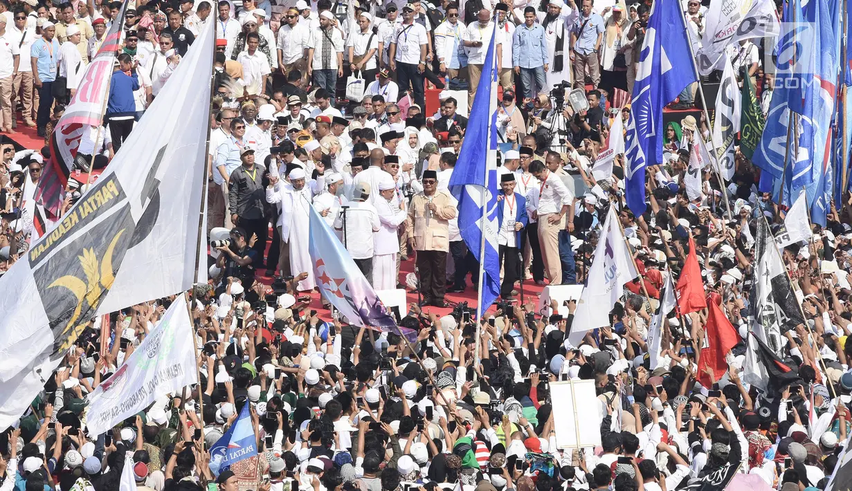 Calon Presiden nomor urut 02 Prabowo Subianto dan politikus PAN Amien Rais terlihat di atas panggung kampanye akbar Prabowo-Sandi di Stadion Utama Gelora Bung Karno (SUGBK), Jakarta, Minggu (7/4). Sejumlah tokoh nasional pendukung Prabowo - Sandiaga pun turut hadir. (Liputan6.com/Herman Zakharia)