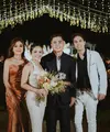 Pemeran yang juga Youtuber Gritte Agatha resmi menikah dengan Arif Hidayat pada Sabtu, (26/8) di Ayana Resort Bali. Berikut penampilan beberapa selebriti yang hadir dalam acara pernikahan  Gritte dan Arif. [Instagram/brisiajodie96]