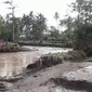 Banjir bandang juga dilaporkan telah merusak puluhan rumah karena terseret derasnya arus air. (Liputan6.com/Reza Efendi).