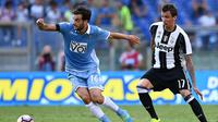 Gelandang Lazio, Marco Parolo (kiri) saat mencoba mengamankan bola dari kejaran striker Juventus, Mario Mandzukic, pada laga lanjutan Serie A, di Stadion Olimpico, Sabtu atau Minggu (28/8/2016) dini hari WIB. (AFP/Vicenzo Pinto). 