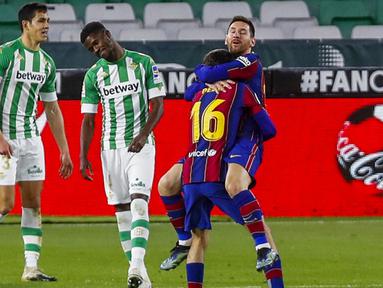 Barcelona sukses meraih tiga poin penting kala bertandang ke markas Real Betis pada laga jornada 22 La Liga, Senin (8/2/2021). (AP Photo/Miguel Morenatti)