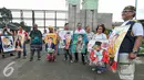 Sejumlah seniman mengenakan lukisan-lukisan karya pelukis Hardi yang menyindir ketua DPR Setya Novanto untuk mundur dari jabatannya, Jakarta, Senin (7/12/2015). (Liputan6.com/Yoppy Renato)
