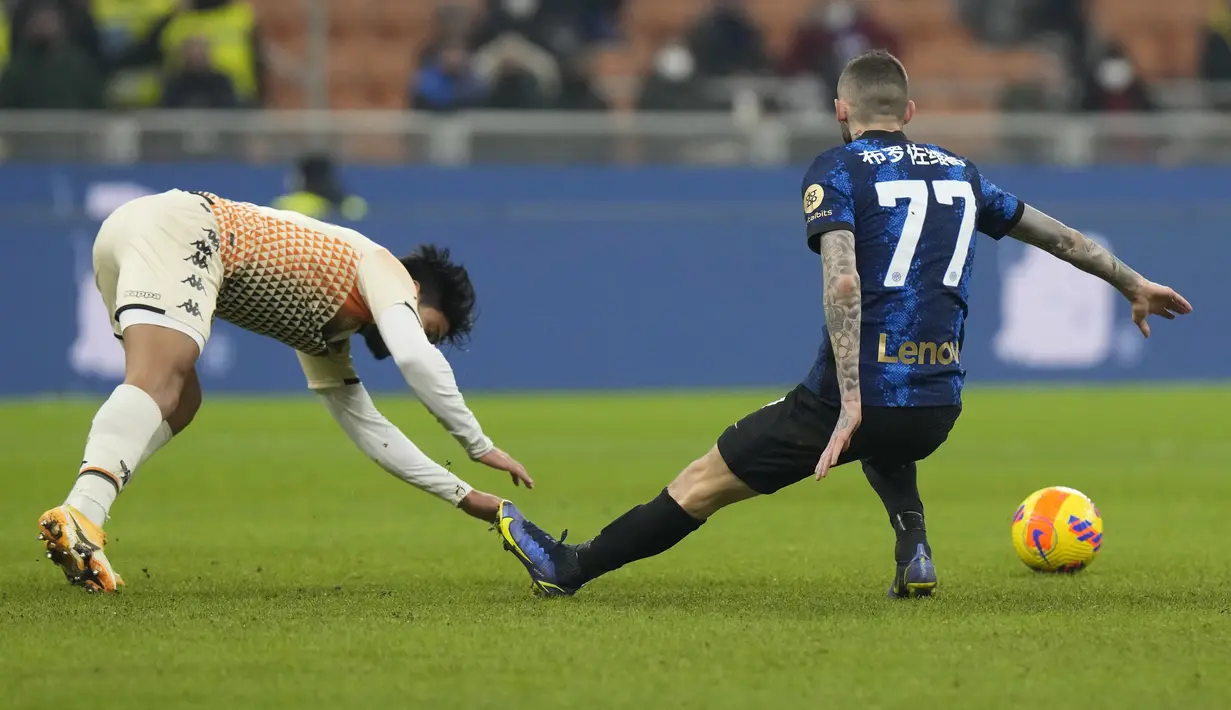 Inter Milan tertinggal lebih dulu dari Venezia setelah Thomas Hendry men cetak gol pada menit ke-19. Striker Venezia itu menaklukkan Handanovic setelah menerima umpan dari Ethan Ampadu. (AP/Luca Bruno)